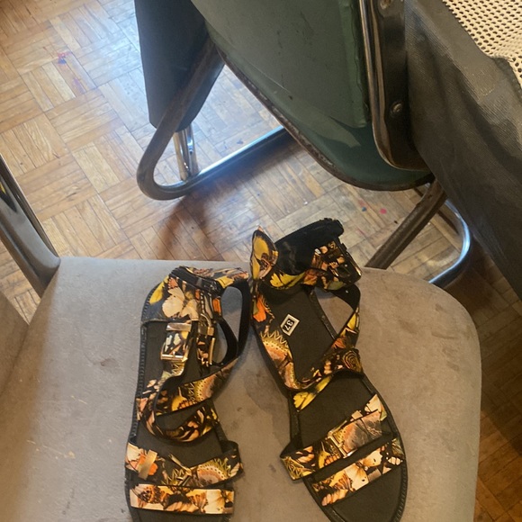 I bought them never wore them, because i don’t know how to style them. - Picture 3 of 3